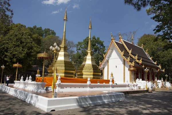 泰国人民和旅行者外国人访问和尊重祈祷的切迪和佛陀的文物在卧佛寺 2018年2月22日在清莱 — 图库照片