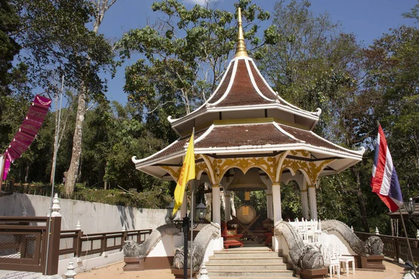 タイの人々 と旅行者の外国人の訪問を旅行し チェンライ タイで 2018 年祈る仏舎利塔 ワット ドイトゥンで 日に仏陀の遺物を尊重 — ストック写真
