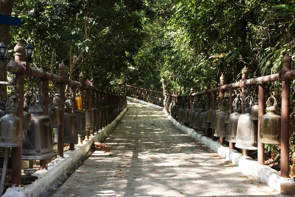 Sok Nagy Fém Csengőt Wat Phra Hogy Doi Tung Chiang — Stock Fotó