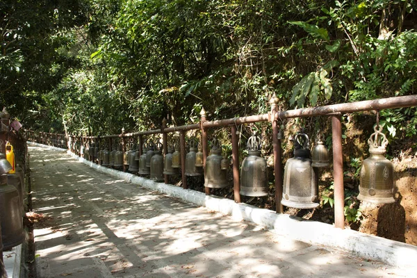 Многие Большие Металлические Колокол Ват Пхра Дой Тунг Чианг Рай — стоковое фото