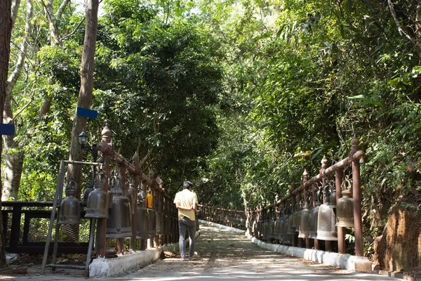 Багато Великих Металевий Дзвін Wat Phra Дої Тунг Чіанг Рай — стокове фото