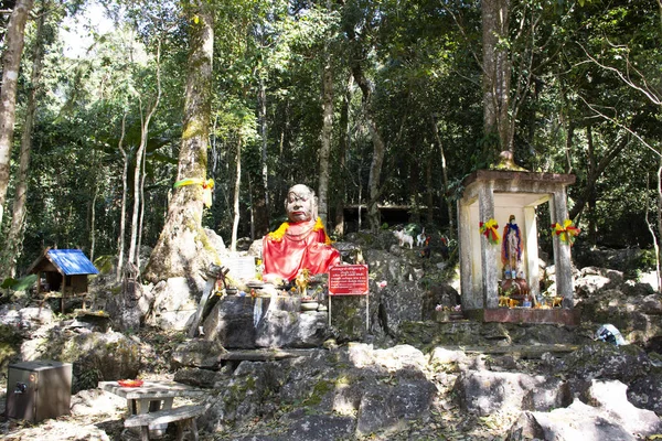 2018年2月22日 泰国清莱 泰国人民参观在卧佛寺的 Wwat Phra Doi Tong 祈祷的神像或在山顶上的巨型天使雕像 — 图库照片