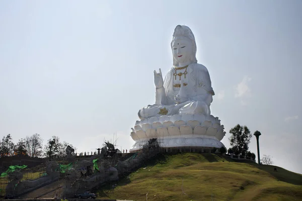 Tajowie Zagranicznych Podróżnych Odwiedzić Szacunek Modląc Się Buddy Guan Yin — Zdjęcie stockowe