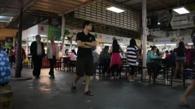 Udon Thani, Tayland - 17 Aralık: Seçim Gıda Tay insanlar ve yabancı gezginler yürümek ve oturma üzerinde 17 Aralık 2018 yılında Udon Thani, Tayland Ud kent gıda Merkezi'nde akşam yemeği yemek