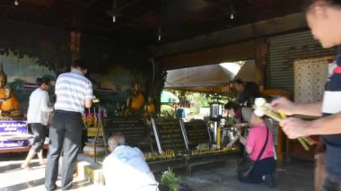 Nong Khai, Tayland - 19 Aralık: Tay insanlar ve yabancı gezginler ziyaret ve Luang Phra Sai Buda heykelleri Wat Pho Chai Tapınağı'nda dua üzerinde 19 Aralık 2017 yılında Nong Khai, Thailand saygı seyahat