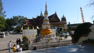 Nong Khai, Tayland - 19 Aralık: Tay insanlar ve yabancı gezginler ziyaret ve Luang Phra Sai Buda heykelleri Wat Pho Chai Tapınağı'nda dua üzerinde 19 Aralık 2017 yılında Nong Khai, Thailand saygı seyahat