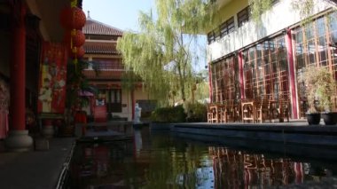 Udon Thani, Tayland - 19 Aralık: Tay insanlar ve yabancı gezginler ziyaret ve Tay-Çince Kültür Merkezi, Çin bahçe peyzaj üzerinde 19 Aralık 2017 yılında Udon Thani, Tayland seyahat