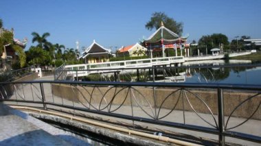 Udon Thani, Tayland - 19 Aralık: Tay egzersiz bisikleti bisiklet çevresinde Tay-Çince Kültür Merkezi, Çin bahçe genel park su birikintisi üzerinde 19 Aralık 2017 yılında Udon Thani, Tayland insanlar ve