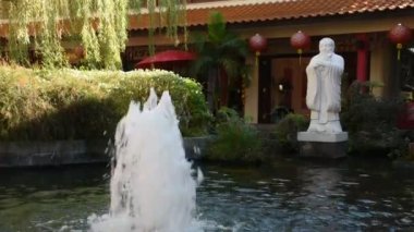 Udon Thani, Tayland - 19 Aralık: Tay insanlar ve yabancı gezginler ziyaret ve Tay-Çince Kültür Merkezi, Çin bahçe peyzaj üzerinde 19 Aralık 2017 yılında Udon Thani, Tayland seyahat