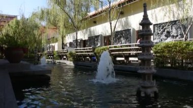 Udon Thani, Tayland - 19 Aralık: Tay insanlar ve yabancı gezginler ziyaret ve Tay-Çince Kültür Merkezi, Çin bahçe peyzaj üzerinde 19 Aralık 2017 yılında Udon Thani, Tayland seyahat