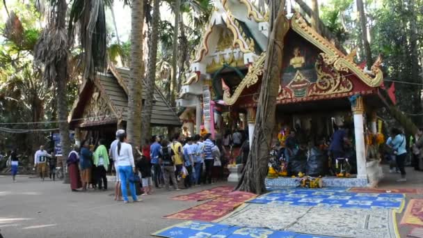 ウドンタニ タイ人や外国人旅行者の旅行訪問と祈祷禁止カム シャノでワット Kham Chanod で聖なるものの 2018 日ウドンタニ タイで尊敬 — ストック動画