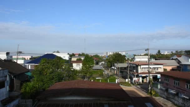 ウドンタニ タイの賃貸アパートメント ホテルから朝の時間の風景とウドンタニ市内の町並みを見る — ストック動画