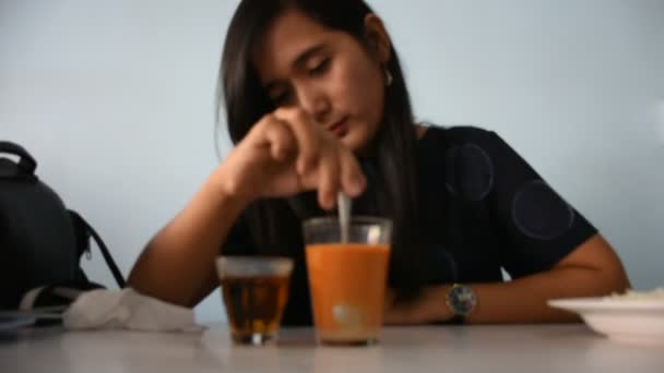 泰国乌隆他尼餐厅的泰国妇女坐在那里喝热茶泰国风格 — 图库视频影像