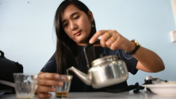Tajski Kobieta Siedzi Pić Gorące Herbaty Tajski Stylu Restauracja Udon — Wideo stockowe