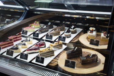 Şekerli tatlı snack ve kek pasta vitrin buzdolabı insanlar için Satılık seçin ve ekmek salonu ve kafe 13 Kasım 2018: Saraburi, Thailand içinde satın