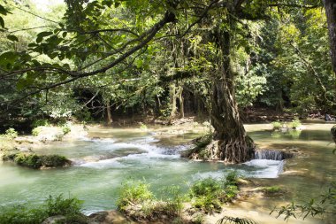 Hareket hareket ve Chet Sao Noi küçük şelaleler, su veya Namtok Chet Sao Noi Milli Parkı Muak Lek District Tayland'da Saraburi il akan.