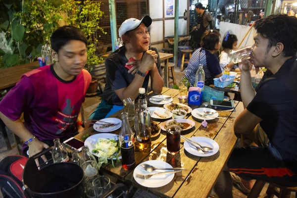Thai Men Friends People Sitting Eat Food Drink Beer Local — Foto de Stock