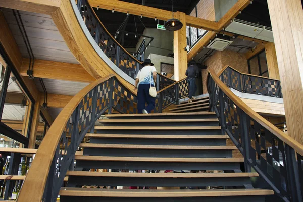 Viajeros Tailandeses Subiendo Escaleras Madera Clásicas Restaurante Moderno Lujo Bangkok — Foto de Stock