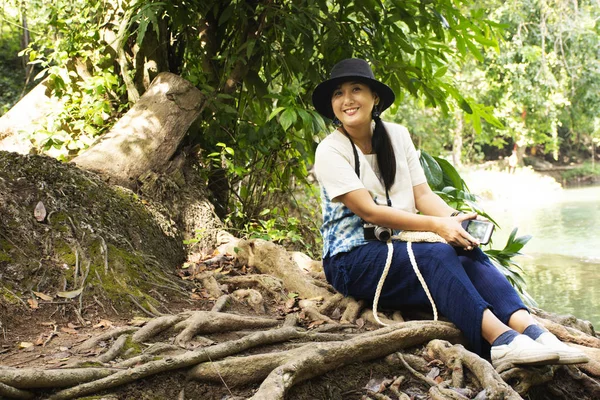 Reiziger Thaise Vrouw Reizen Poseren Voor Nemen Foto Aan Chet — Stockfoto