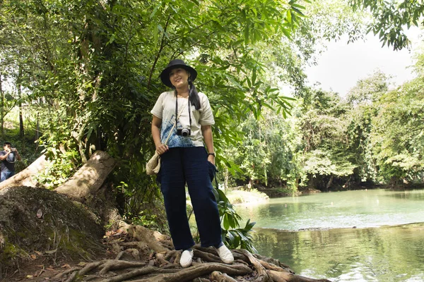 旅行タイの女性旅行やチェット ノイ小さな滝で写真を撮るやナムトック チェット ノイ国立公園タイのサラブリ県 Muak レク地区でのポーズ — ストック写真