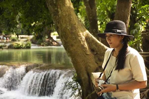 Viajero Tailandés Mujer Viajar Posar Para Tomar Una Foto Chet — Foto de Stock