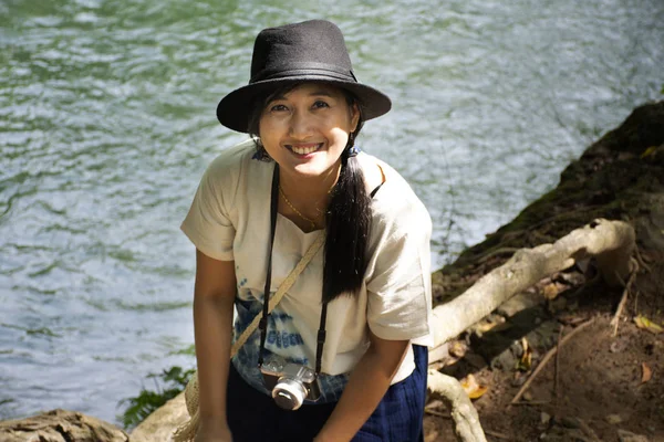 Мандрівник Тайського Жінка Подорожі Позують Взяти Фотографію Чет Сан Noi — стокове фото