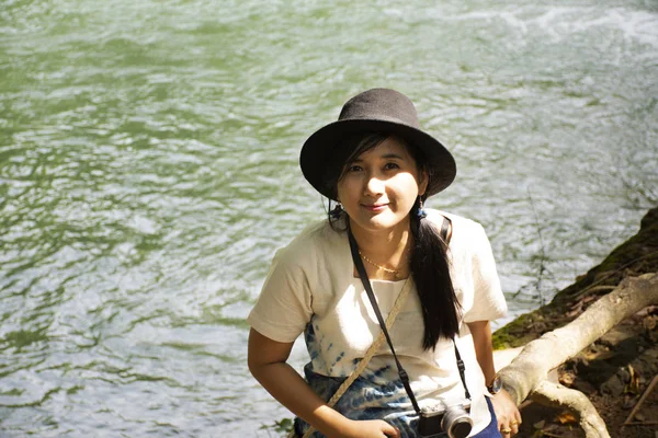 Traveler Thailändsk Kvinna Resor Och Poserar För Foto Chet Sao — Stockfoto
