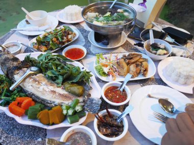 Geleneksel yemek mutfağı Gıda Tay tarzında kırsal Uthai Thani, Tayland adlı restoranda tablo ayarlama 