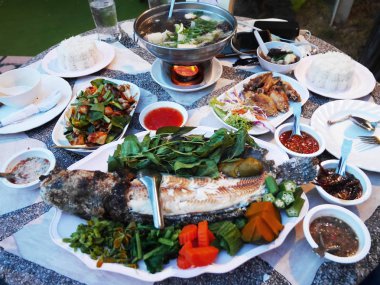 Geleneksel yemek mutfağı Gıda Tay tarzında kırsal Uthai Thani, Tayland adlı restoranda tablo ayarlama 