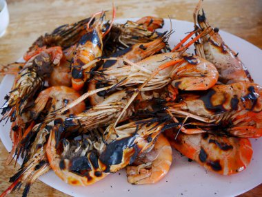 Izgara ve Kızarmış karides veya karides çanak plaka Cafe salonu ve restoran Phra Nakhon Sri Ayutthaya, Tayland