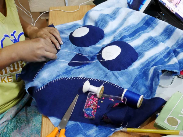 Thai Woman Sewing Handmade Owl Doll Indigo Frabric Natural Color — Stock Photo, Image