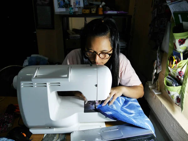 Asya Taylandlı Kadınların Makine Dikiş Yaratıcı Tasarım Kıyafetler Moda Studio — Stok fotoğraf
