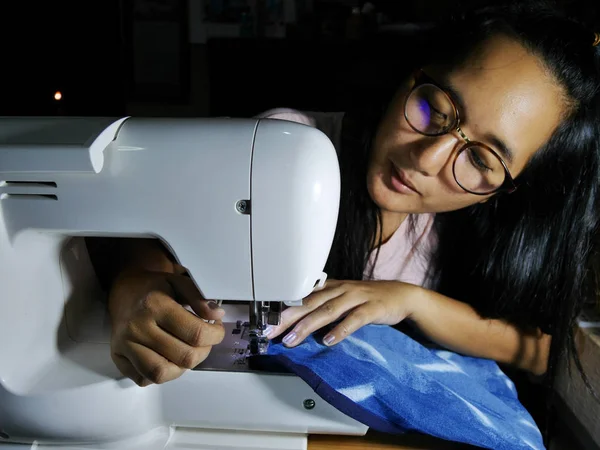 Asya Taylandlı Kadınların Makine Dikiş Yaratıcı Tasarım Kıyafetler Moda Studio — Stok fotoğraf