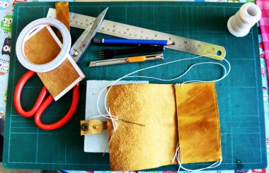DIY el yapımı deri el sanatları araçları ve yapılmış el işi hakiki deri el yapımı deri yerel Tay tarzı ev atölye Nonthaburi, Tayland için donatım.  
