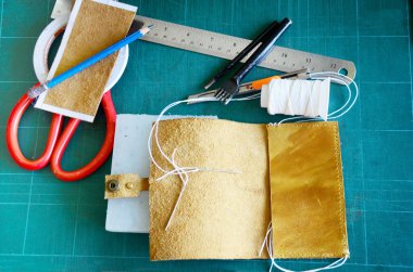 DIY el yapımı deri el sanatları araçları ve yapılmış el işi hakiki deri el yapımı deri yerel Tay tarzı ev atölye Nonthaburi, Tayland için donatım.  