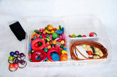 Renkli aksesuar takı boncuk plastik ve deri için yapılmış DIY el yapımı ve el sanatları Atölyesi Tay tarzı, Nonthaburi, Tayland
