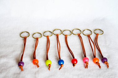 Renkli aksesuar takı boncuk plastik ve deri için yapılmış DIY el yapımı ve el sanatları Atölyesi Tay tarzı, Nonthaburi, Tayland