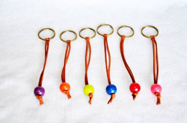 Renkli aksesuar takı boncuk plastik ve deri için yapılmış DIY el yapımı ve el sanatları Atölyesi Tay tarzı, Nonthaburi, Tayland