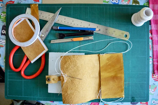 Diy の手作りレザー クラフト ツール ノンタブリ タイの家のワーク ショップで作られた手作り本革手作り革ローカル タイ様式のための機器 — ストック写真