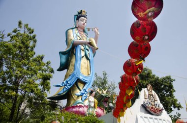 Merhamet Guan Yin heykel Tay insanlar ve yabancı seyahat için Wat Chong Lom Tapınağı'nda tanrıçası ziyaret edin ve dua üzerinde 31 Ocak 2017 yılında: Samut Sakhon, Thailand saygı