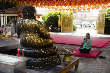 Yaşlı kadın Tay ziyaret edin ve üzerinde 31 Ocak 2017 yılında: Samut Sakhon, Thailand dua eden Katyayana veya Gautama Buddha Tay adı arama Phra sangkatjay Wat Chong Lom, saygı