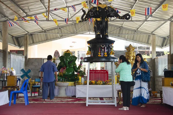 Los Tailandeses Visitan Respetan Estatua Ganesh Phra Pikanet Templo Wat — Foto de Stock
