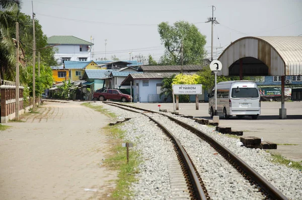 鉄道線路と 2017 日サムット Sakhon タイでの Tha Chalom マハチャイ市駅で列車の鉄道トラック ネクタイ枕木 — ストック写真