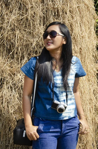Asia Travel Tajski Kobieta Odwiedź Stojący Pozowanie Dla Zrobić Zdjęcie — Zdjęcie stockowe