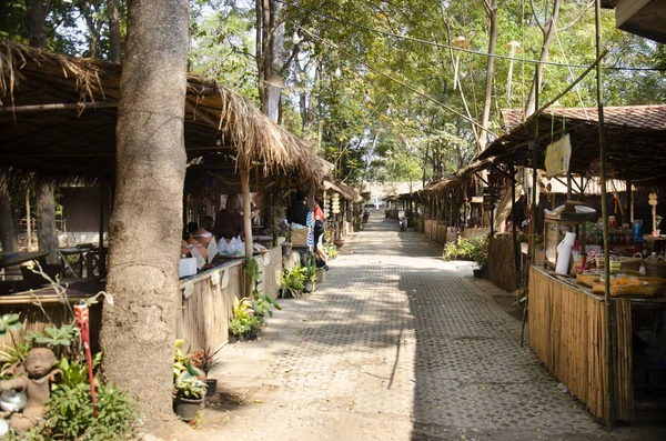 Тайцы Посещают Малый Рынок Винтажных Ретро Стиль Khai Bangrachan Ват — стоковое фото