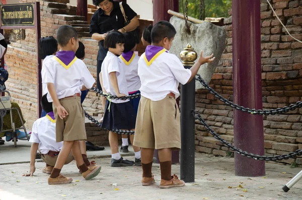 Тайские Студенты Мальчики Девочки Скауты Посещают Уважают Статую Будды Храме — стоковое фото