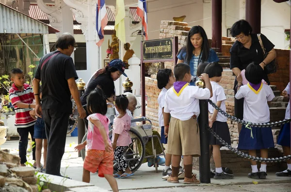 Thaise Studenten Jongens Meisjes Scouts Lopen Bezoek Respect Bidden Boeddhabeeld — Stockfoto