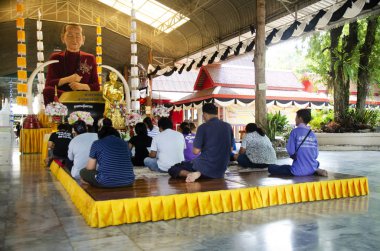 Tay insanlar üzerinde 9 Şubat 2017 şarkı Buri, Tayland Somdet Phra Buddhacarya ile ya da Wat Phra sigara Chakkrasi Worawihan Brahmaramsi Buda heykeli için dua.