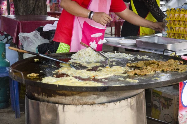 Ταϊλάνδης Άνθρωποι Μαγείρεμα Τηγανητά Μύδια Αυγό Και Τραγανές Αλεύρι Ομελέτα — Φωτογραφία Αρχείου