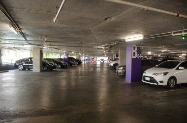 Tay insanlar ve yolcuları sürücü araba park Mağazası ve süpermarket alışveriş seyahat için bina ve Bangkok, Tayland alışveriş durdurmak için.